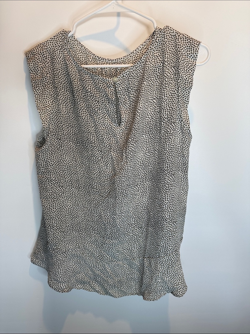 Loft Sleeveless Black & White Dotted Blouse Size: M